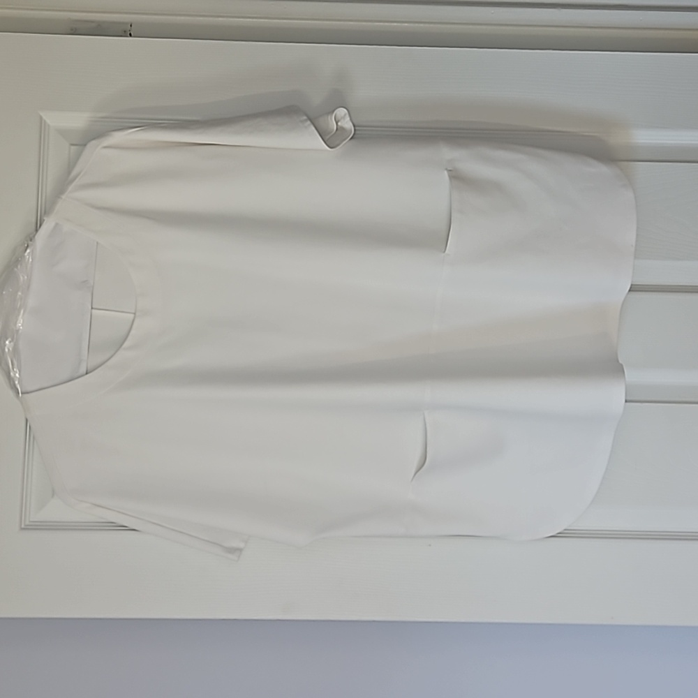 Ivory Noen top 16w with two front slit pockets. NWOT